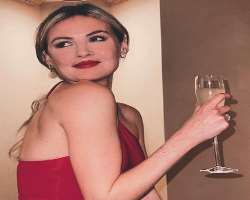 Niomi Smart consuming alcohol